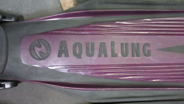 Load image into Gallery viewer, Used Aqua Lung Blades 2 24&quot; Swim Fins Adult Size Small - small wear on heels
