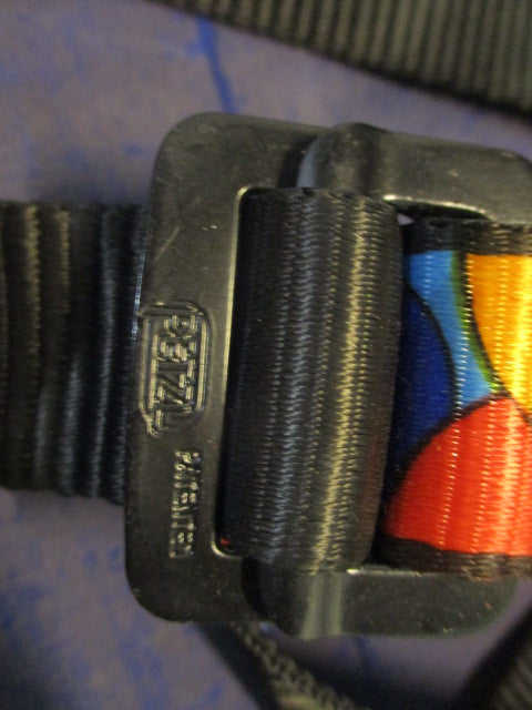 Load image into Gallery viewer, Used Petzl 38920 Crolles Full Body Harness Size Small
