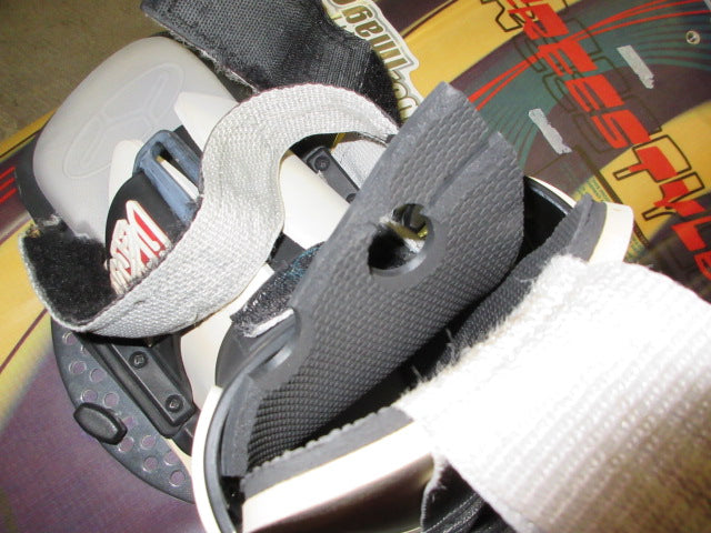 Load image into Gallery viewer, Used Obrien Freestyle 142cm Wakeboard *Tear On Binding*
