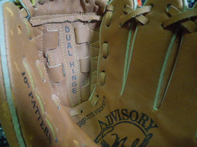 Load image into Gallery viewer, Vintage Wilson Greg Maddux Advisory Staff Series A2255 10" RHT Youth Glove
