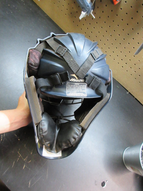 Load image into Gallery viewer, Used Mizuno Women's Samurai Softball Catchers Helmet - 6 1/2" - 7 1/4"

