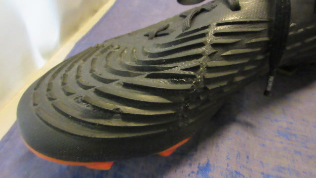 Load image into Gallery viewer, Used Adidas Predator Soccer Cleats Youth Size 5.5 - wear
