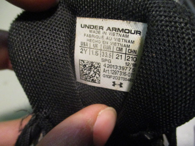 Load image into Gallery viewer, Used Under Armour Size 2y Cleats
