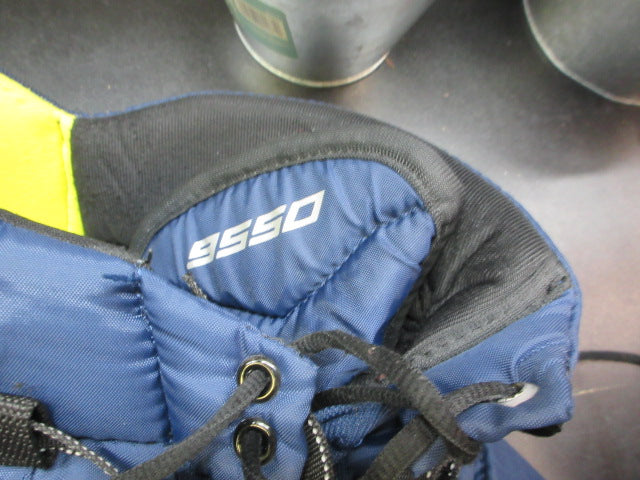Load image into Gallery viewer, Used CCM 9550 Hockey Breezers - Size Youth Medium
