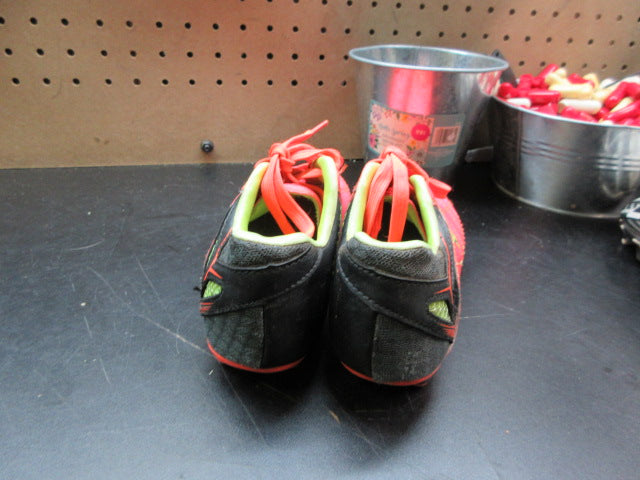 Load image into Gallery viewer, Used Dream Pairs Soccer Cleats - Size 1
