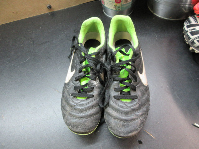 Load image into Gallery viewer, Used Nike Tiempo Soccer Cleats - Size Youth 3.5
