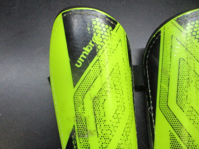 Load image into Gallery viewer, Used Umbro Ceramica Adult Stirrup Soccer Shin Guards - Size Medium
