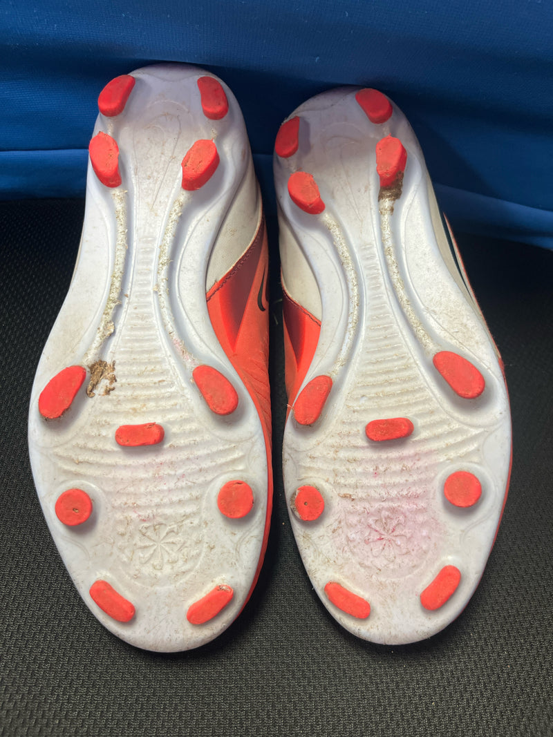 Load image into Gallery viewer, Used Nike Phantom Size 4y Soccer Cleate
