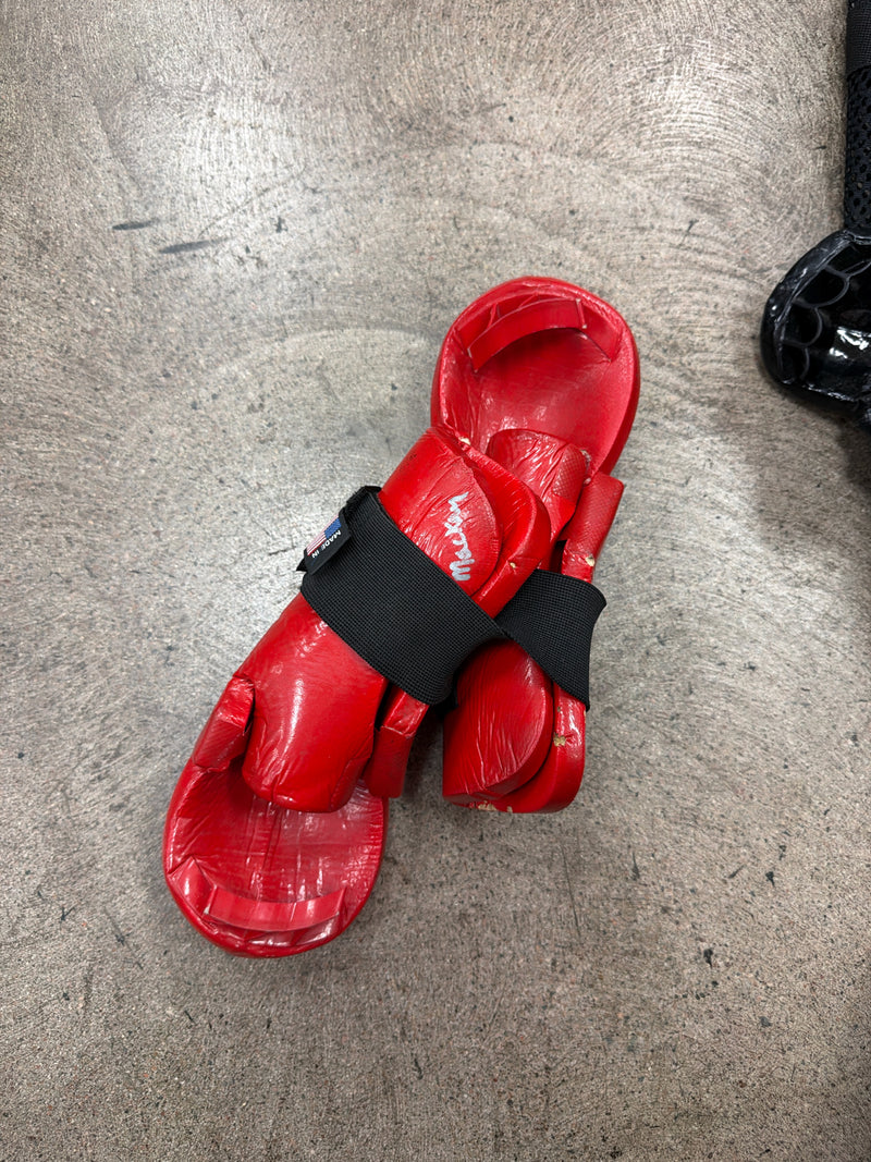 Load image into Gallery viewer, used ata marial ars gloves ripped size small red
