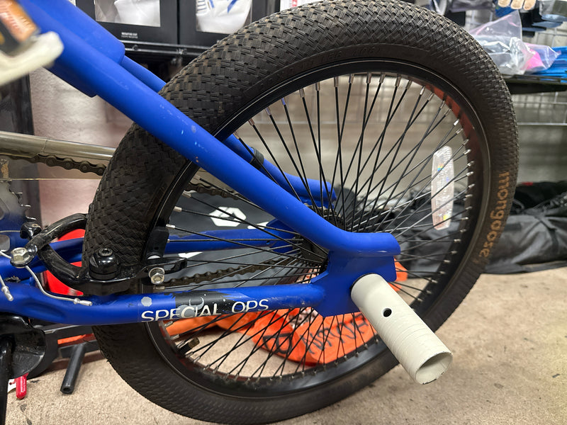 Load image into Gallery viewer, Used Mongoose Cell Special Ops Freestyle Stunt BMX Bike

