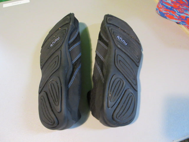 Load image into Gallery viewer, Used Ahnu Water Shoes Size 7
