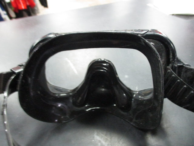 Load image into Gallery viewer, Used Black Scuba Mask
