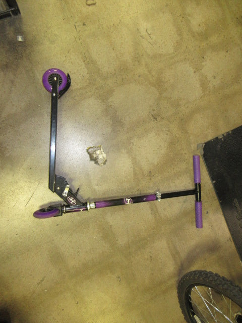 Load image into Gallery viewer, Used Halo Folding Kids SCOOTER
