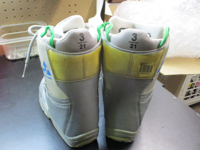 Load image into Gallery viewer, Used Burton Progession Kids Snowboard Boots Size 3

