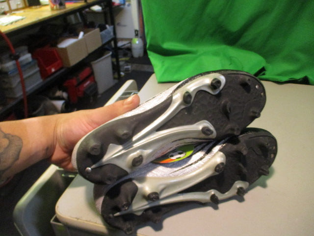 Load image into Gallery viewer, Hawkwell Size 5 Soccer Cleats
