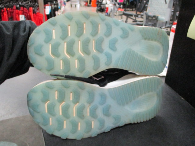 Load image into Gallery viewer, Used New Balance FuelCell 4040 V7 Size 4.5 Turf Cleats
