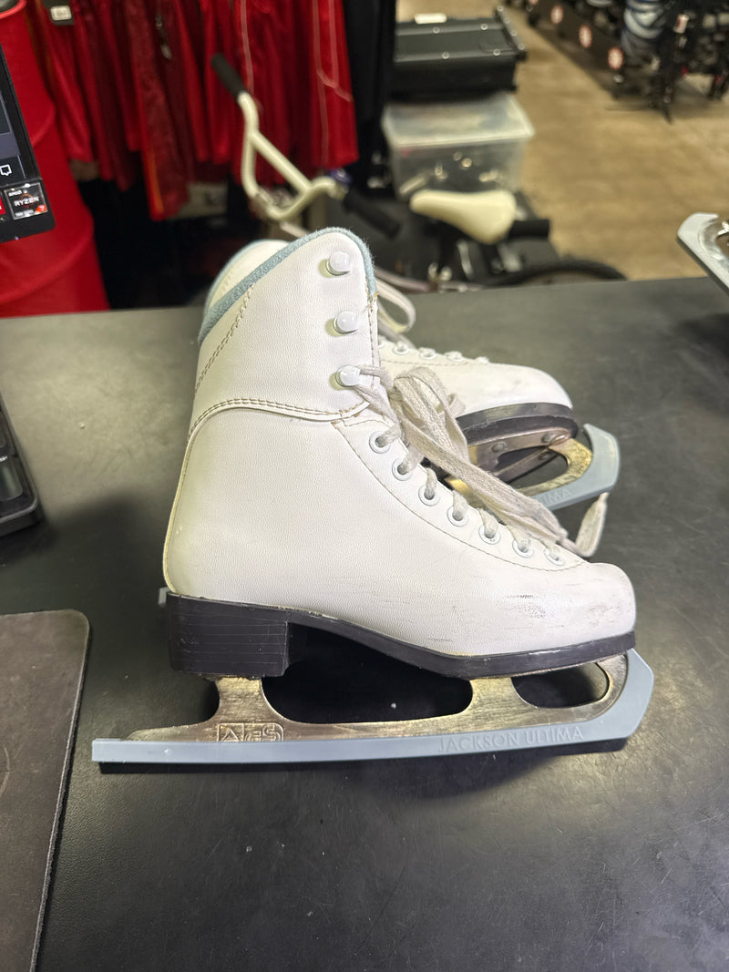 Load image into Gallery viewer, Used Jackson Soft Skate with AGS Blade Youth Figure Skate Size Y13
