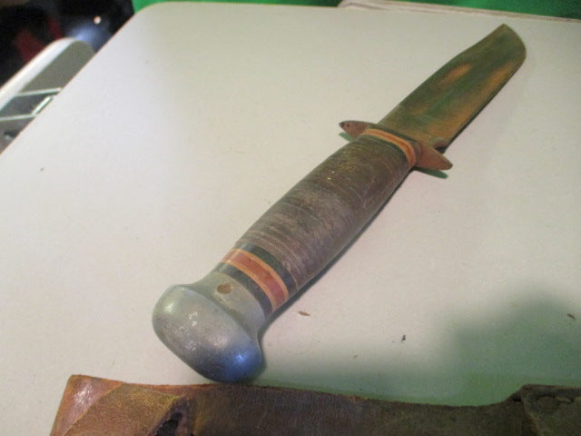 Load image into Gallery viewer, Used Vintage Hunting Knife W/ Holder
