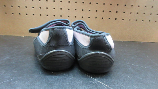 Load image into Gallery viewer, Used Speedo Water Shoes - Size 8
