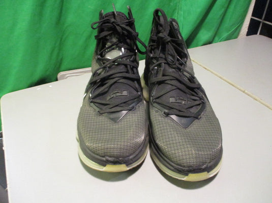Used Nike Lebron 19 (GS) Size 9.5 Basketball Shoes