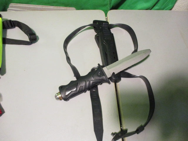 Load image into Gallery viewer, Used OM Scuba DIVE KNIFE 5&quot; Blade
