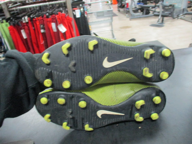 Load image into Gallery viewer, Used Nike Size Youth 5 Soccer Cleats
