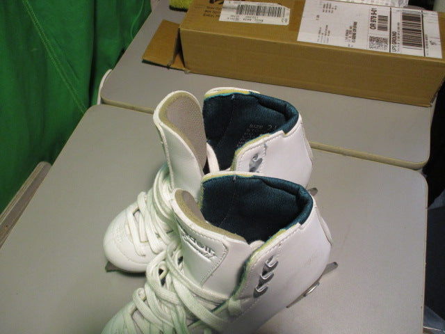 Load image into Gallery viewer, Used Riedell Emerald Size 2.5 Figure Skates
