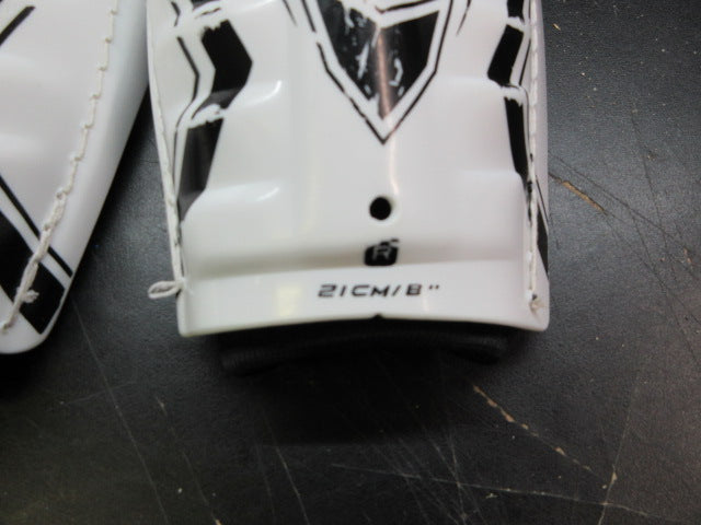 Load image into Gallery viewer, Used CCM Hockey Shin Guards - Size Youth 8"
