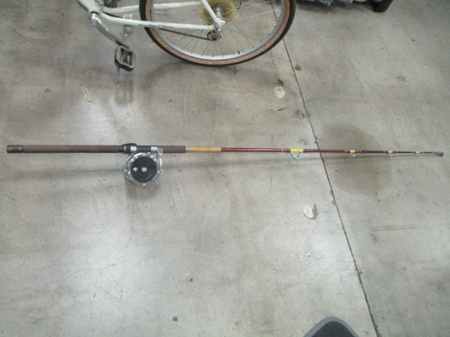 Load image into Gallery viewer, Used Penn Senator 6&#39;6&quot; 9/0 Line Capacity Fishing Pole
