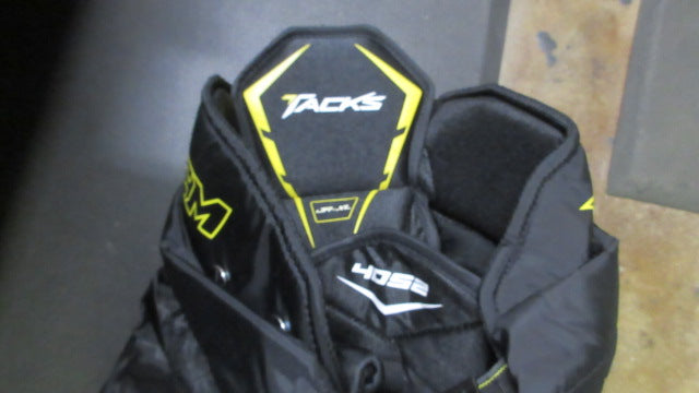 Load image into Gallery viewer, Used CCM Tacks 3092 Junior Hockey Breezers - Size JR XL
