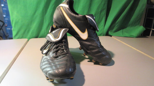Load image into Gallery viewer, Used Nike Tiempo Mystic III AG - Size Youth 4.5
