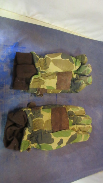 Load image into Gallery viewer, Used Trophy Club Camo Gloves Adult Size Small - small hole
