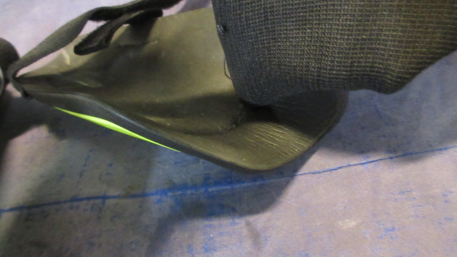 Load image into Gallery viewer, Used Nike Charge Shin Guards Youth Size Small - tear on sock
