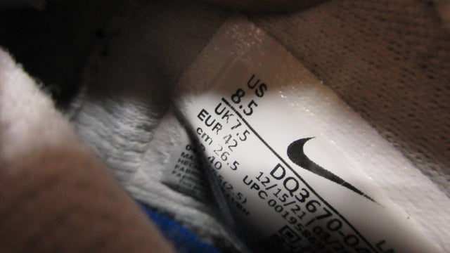 Load image into Gallery viewer, Used Nike Vapor Football Cleats - Size 8.5
