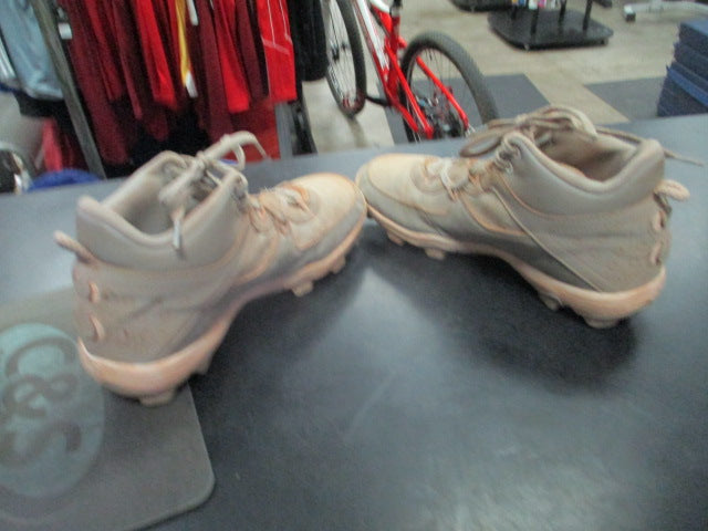 Load image into Gallery viewer, Used Under Armour Size 5.5 Cleats
