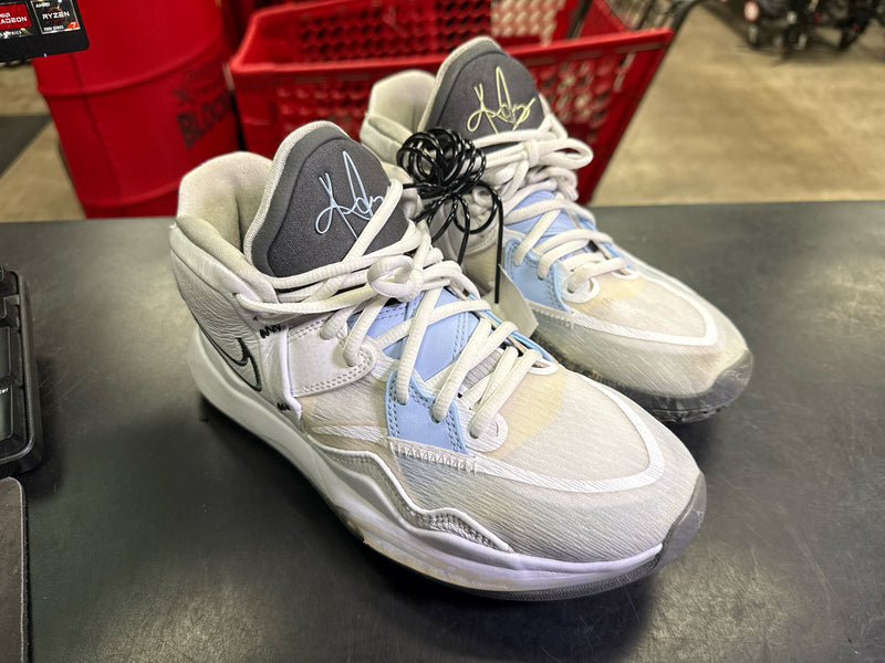 Load image into Gallery viewer, Used Nike Kyrie Infiinity EP Court Shoes Size 8
