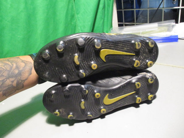 Load image into Gallery viewer, Used Nike Tiempo Size Youth 5 Soccer Cleats
