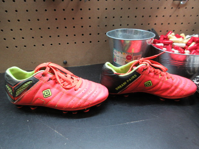 Load image into Gallery viewer, Used Dream Pairs Soccer Cleats - Size 1
