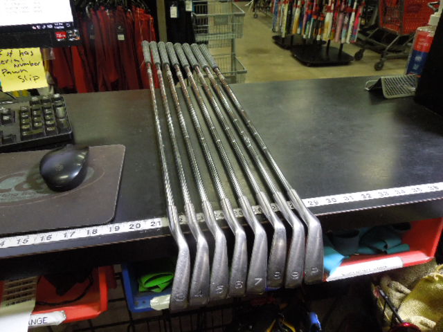 Load image into Gallery viewer, Used White Bluff Golf DDI 8 pc Right Hand Iron Set 3-9i and Pw

