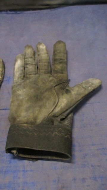 Load image into Gallery viewer, Used Under Armour Clean Up Batting Gloves Youth Size Large
