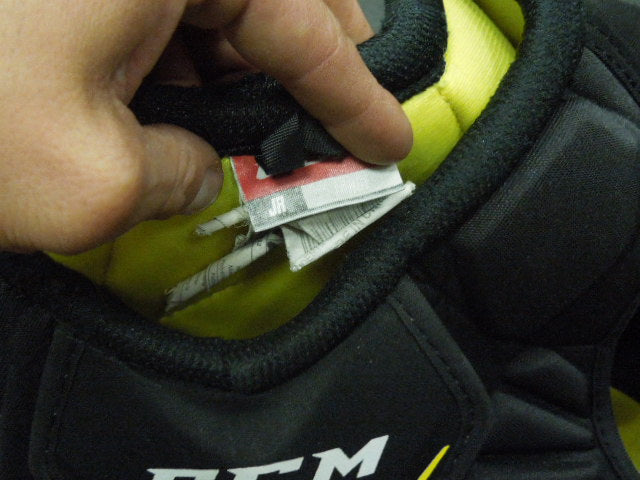 Load image into Gallery viewer, Used CCM Tacks 9040 Hockey Shoulder Pads Size Junior Large
