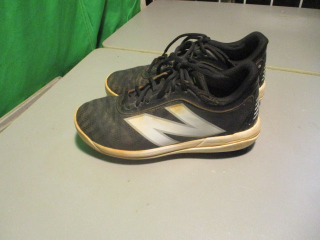 Load image into Gallery viewer, Used New Balance 4040v7 Size 5.5 Cleats
