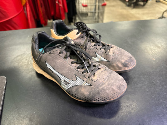 Used Mizuno Molded Softball Cleats Size 4.5
