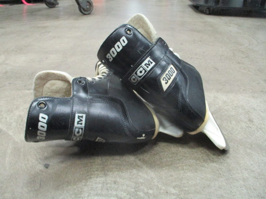 Used CCM 3000 Hockey Skates Size 8  (Crack On Left Skate)