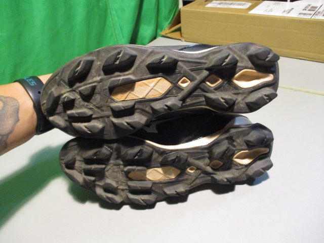 Load image into Gallery viewer, Used Mizuno Size 4 Cleats

