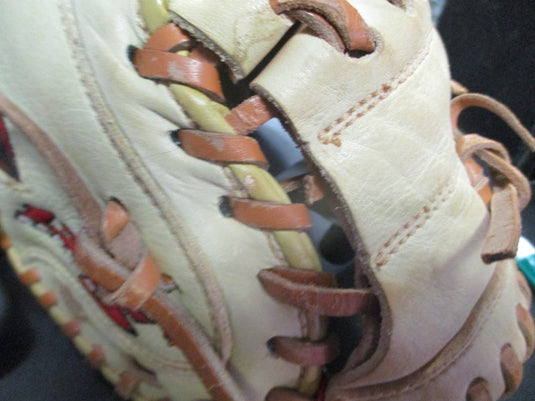 Used Louisville Sluger 125 Series RHT Catchers Glove  (Need lace In Pocket)