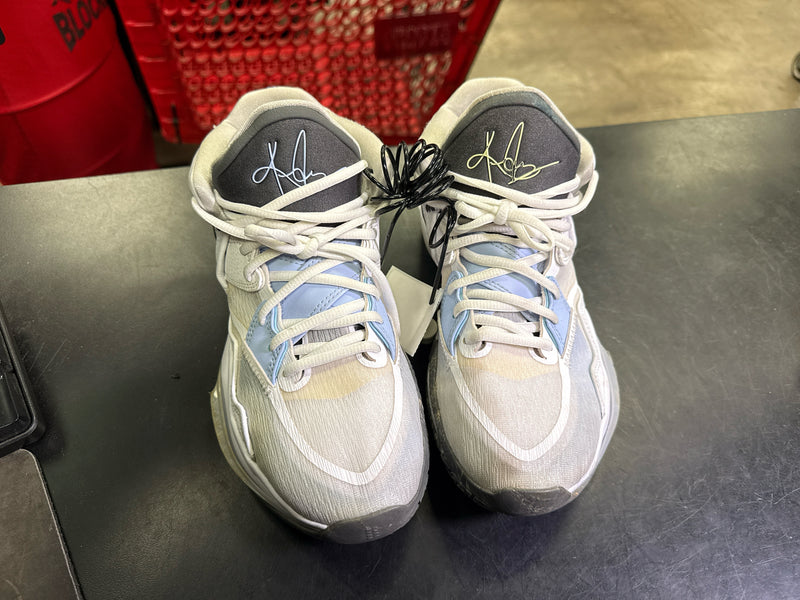 Load image into Gallery viewer, Used Nike Kyrie Infiinity EP Court Shoes Size 8

