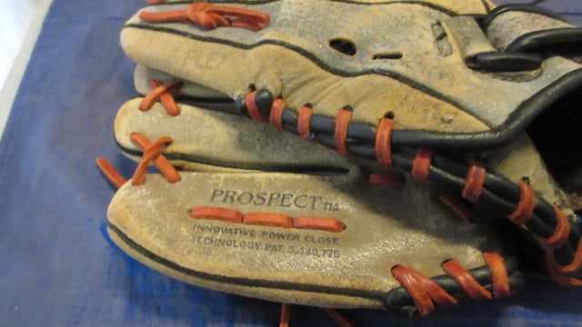 Load image into Gallery viewer, Used Mizuno Prospect Power Close 11&quot; Glove - LHT - broken strap
