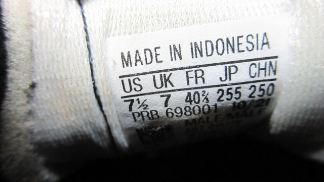 Load image into Gallery viewer, Used Adidas Mundial Team Soccer Shoes - Size 7.5
