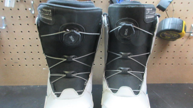 Load image into Gallery viewer, Used K2 Youth Boa Snowboarding Boots -  Size 7
